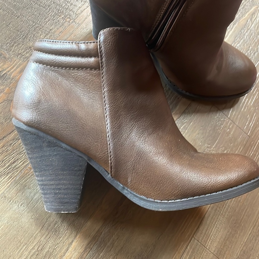 Mia Dk Brown size 7 Boots